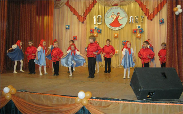 Выступление младшей группы танцевального коллектива "Ренессанс"